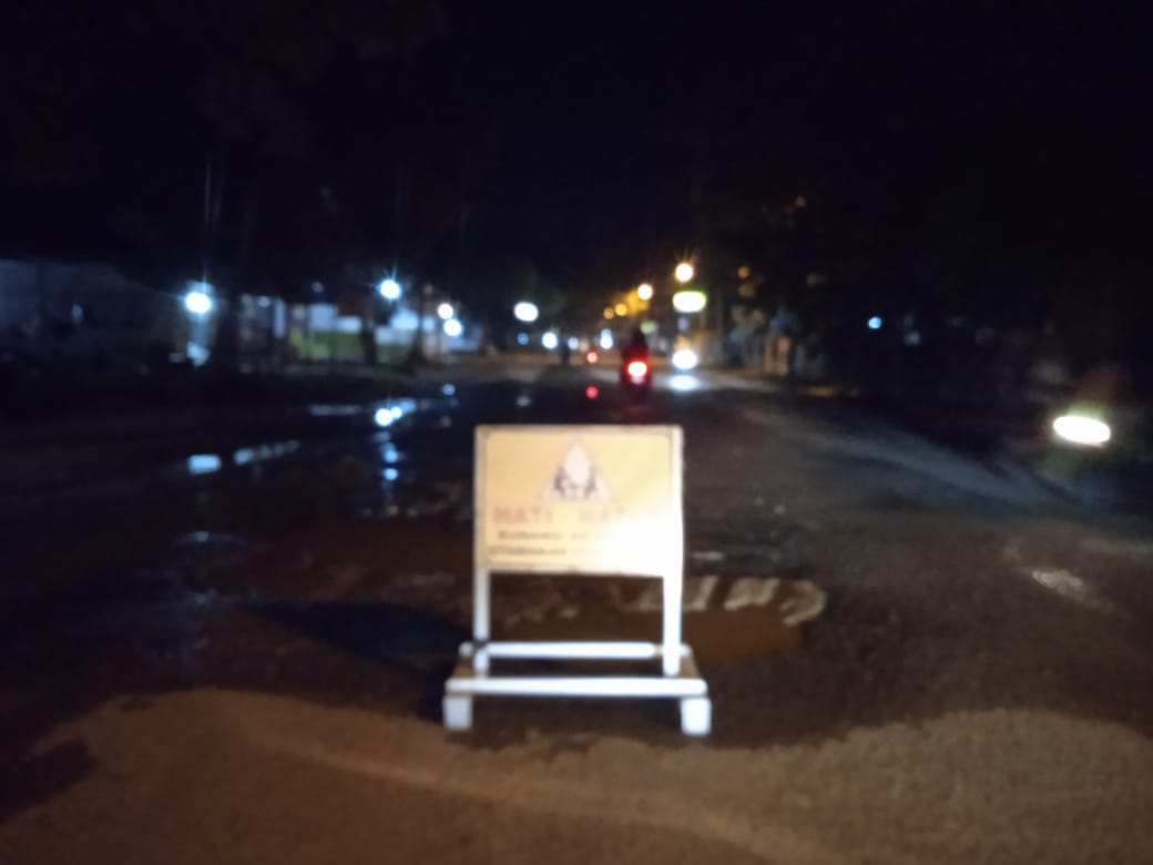 Gegara di jalan Yos Sudarso Rusak, Banyak Pengendara Roda Dua Tergelincir