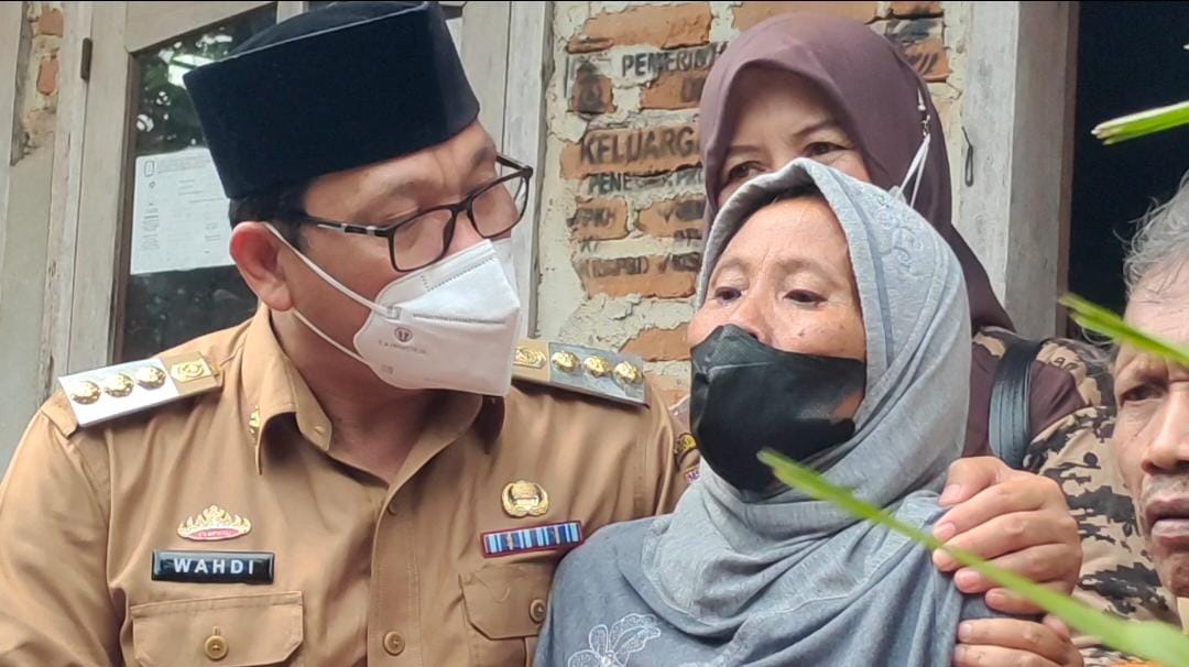 Walikota Metro Wahdi Sirajuddin salurkan bantuan kepada warga korban kebakaran